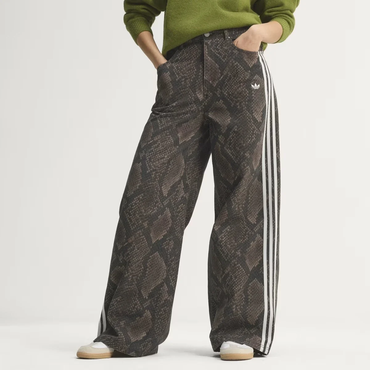 Adidas Pantalones Holgados de Denim con Estampado de Serpiente