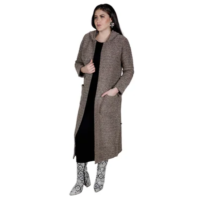 Ensamble para mujer elegante y abrigador en tejido de punto manga larga extra largo con gorro.