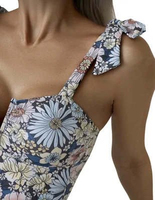 Traje de baño entero con estampado floral y tirantes con moños