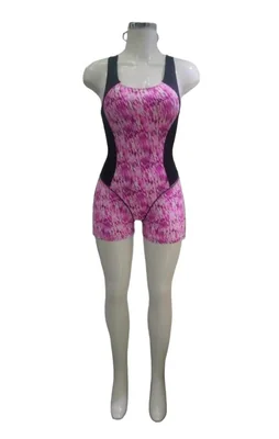 Traje de baño deportivo de una pieza con shorts estampado rosa y negro