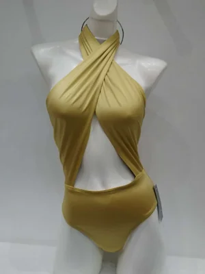 Traje de baño enterizo con cuello halter y diseño cruzado
