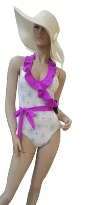 Traje de baño entero con olanes y estampado de copos de nieve
