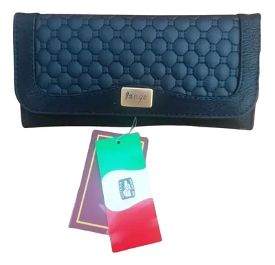 Cartera Larga Negra Tipo Tríptico, Con Diseño Capitaneado, marca jennyfer