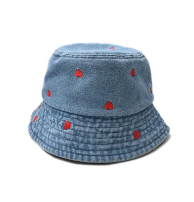 Sombrero Bucket Ajustable Apariencia Mezclilla Detalle de Corazones Bordados
