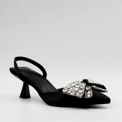 Zapatos de tacón bajo con moño de pedrería