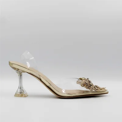 Zapatos de tacón transparentes con moño de pedrería
