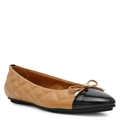 Balerina Luci Anne Klein Café Claro Punta de Charol y Aplicación Moño para Mujer