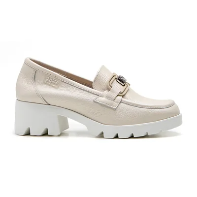 Mocasín con Tacón 24 Hrs Beige Aplicación Herraje para Mujer