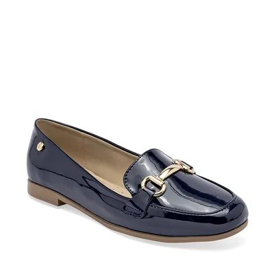 Mocasín de charol azul marino con hebilla dorada