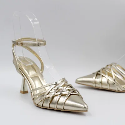 Zapatilla tipo stiletto de tacón bajo con correa al tobillo dorado