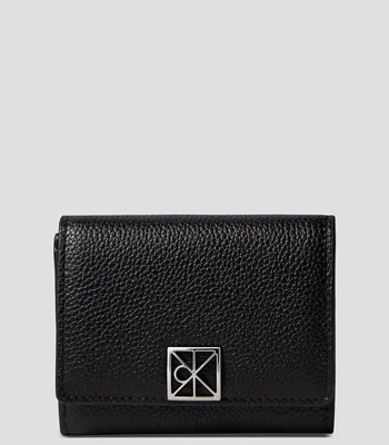 Cartera trifold negro en piel Pebble lisa Mujer