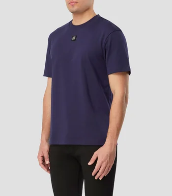 Playera en algodón interlock con insignia metálica con logo apilado Hombre