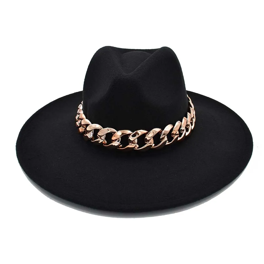 Sombrero de fieltro con cadena dorada