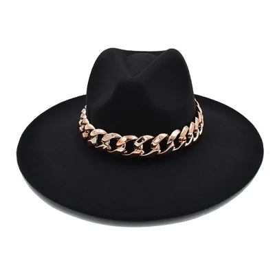 Sombrero de fieltro con cadena dorada