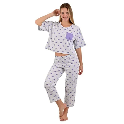 Pijama match pantalon y playera gris con corazones azules, playera manga corta cuello redondo y bolsa azul