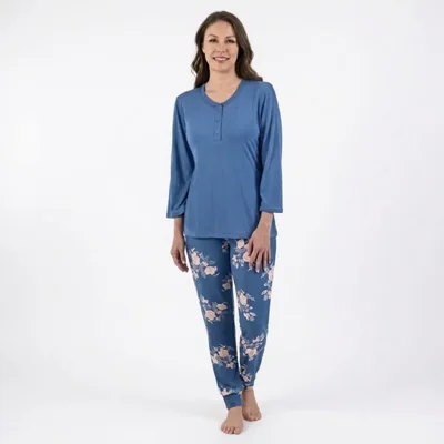 Pijama de pantalón con flores grandes rosas y playera azul de 3/4 manga con botones en el cuello