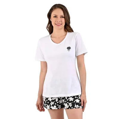 Pijama de short negro con flores blancas, playera blanca de manga corta cuello V. y una flor estampada