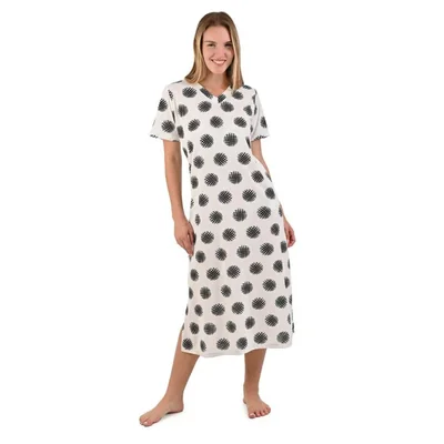 Camisón beige con un estampado de puntos grandes negros con cuello V