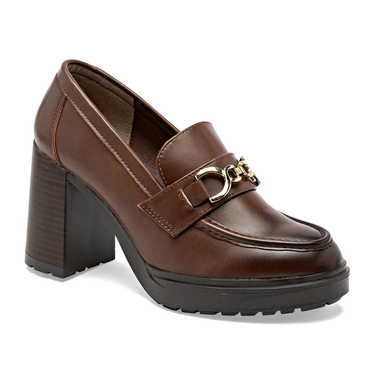 zapato de tacón con hebilla dorada
