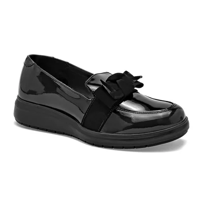 Zapato mocasín negro con moño de charol