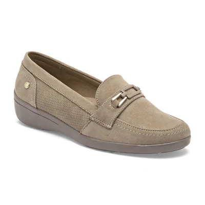 Mocasín casual con hebilla decorativa color cafe