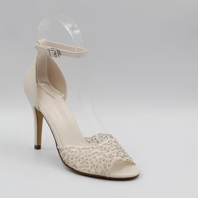 Zapatillas de tacón alto con correa al tobillo y detalle de pedrería
