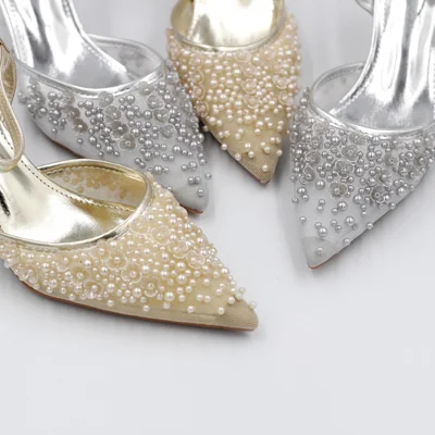 Zapatillas de tacón medio con perlas decorativas