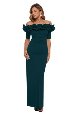 Vestido Xscape con escote sin hombros y volantes verde pino talla 6P