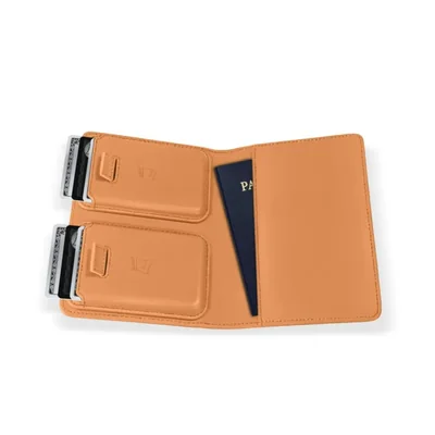 Cartera Portapasaporte Kings Loot con RFID y Soporte para AirTag - Cuero Honeywood