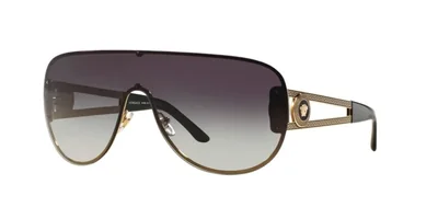 Gafas de sol Versace 0MM marco dorado pálido con lentes gris claro degradado a azul oscuro