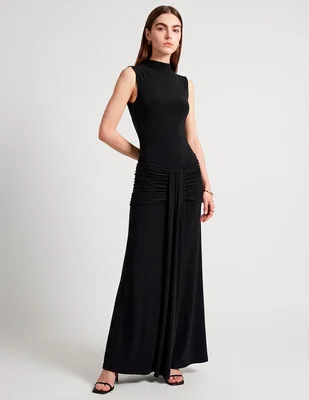 Vestido largo de fiesta escote regular