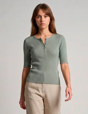 Top petite studio cuello con botón