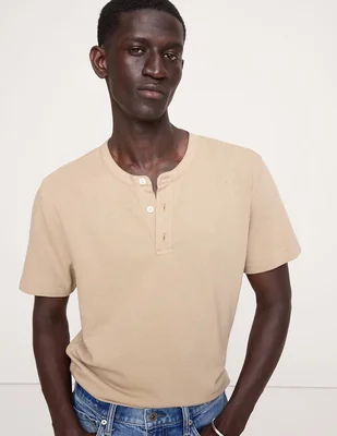 Playera cuello henley para hombre