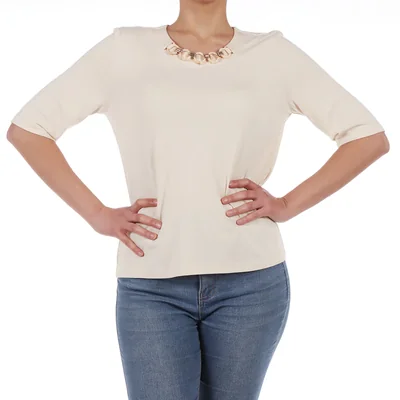 Blusa Casual con Detalle de Joyería en Cuello Vitos para Mujer