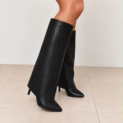 Botas hasta la rodilla con capa y tacón stiletto en marrón y negro