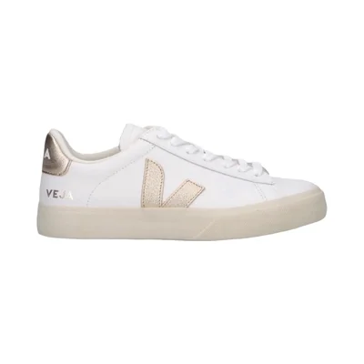 Tenis Veja de campo platinum blancos con logo dorado