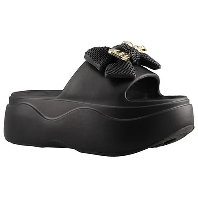 Sandalia plataforma negra con moño decorativo y detalle dorado