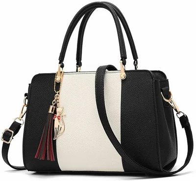 Bolso de mano bicolor con borla decorativa y correa cruzada
