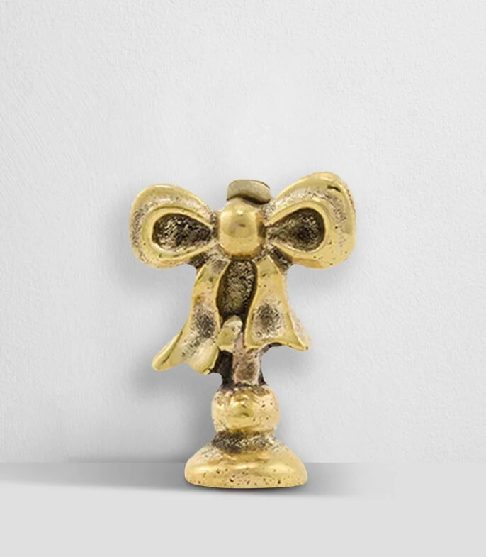 Set de 4 tarjeteros con diseño de moño de bronce.