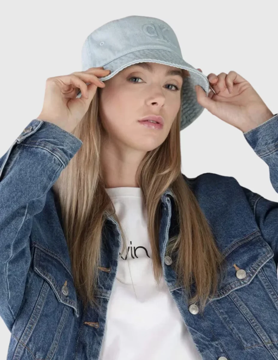 Gorra con visera plana casual para mujer