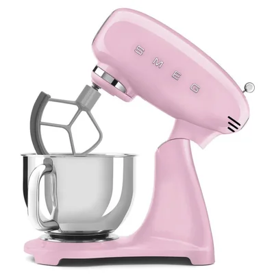 Batidora de alimentos Smeg 5 cuartos rosa con diseño retro