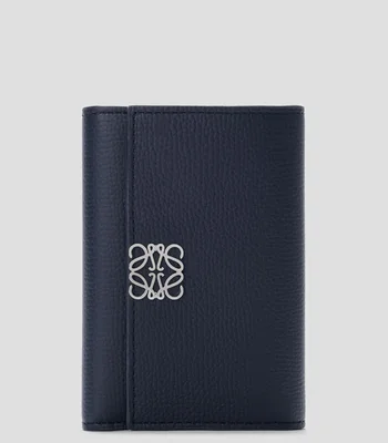 Cartera vertical pequeña en piel de ternera Anagram fantasía Mujer
