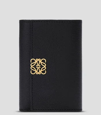 Cartera vertical pequeña en piel de ternera Anagram fantasía Mujer