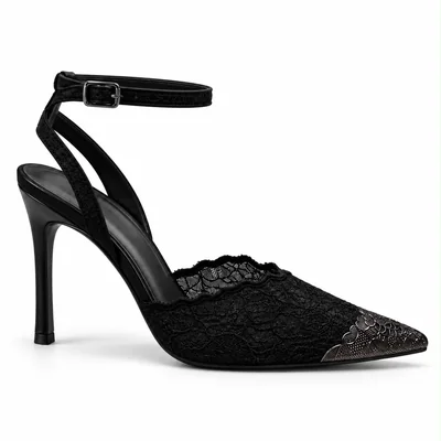 Zapatilla de tacón stiletto con encaje y detalle dorado en punta