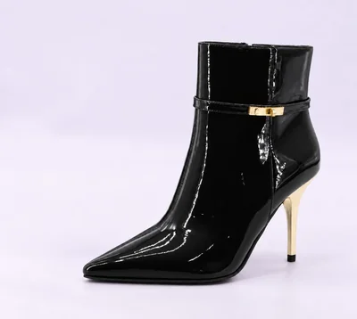 Botines de charol con tacón stiletto y hebilla dorada