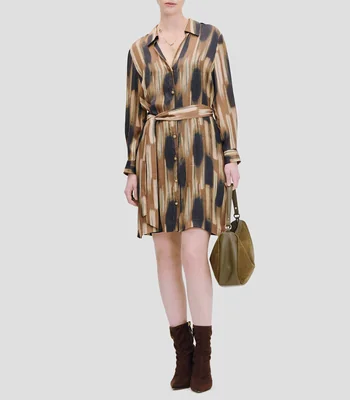 Vestido camisero de satín estampado tie-dye con banda Mujer