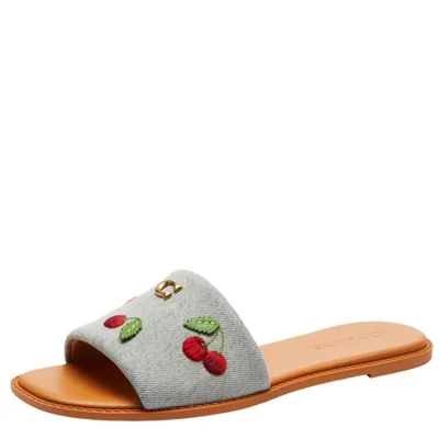 Sandalia Coach Holly Denim con Cerezas tacón de 1/4"