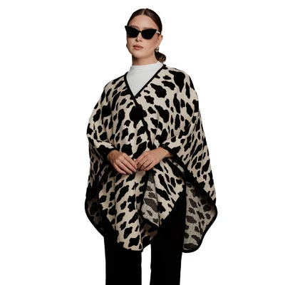 Capa en tejido de punto  cow print  para mujer