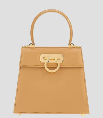 Bolsa Shoulder camel en piel Iconic Top café con Gancini