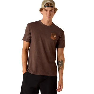 Camiseta ARIAT para Hombre con Franjas y Emblema Patriótico 100% Algodón